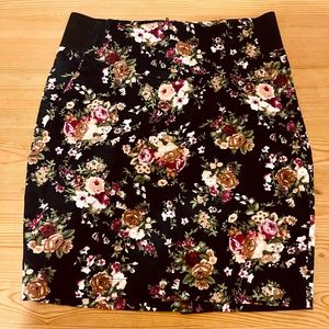 Floral mini skirt with pockets!